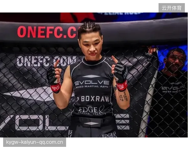 UFC轻量级激战震撼登场！爆发对攻如战场，敌手变“面具”灾难现场